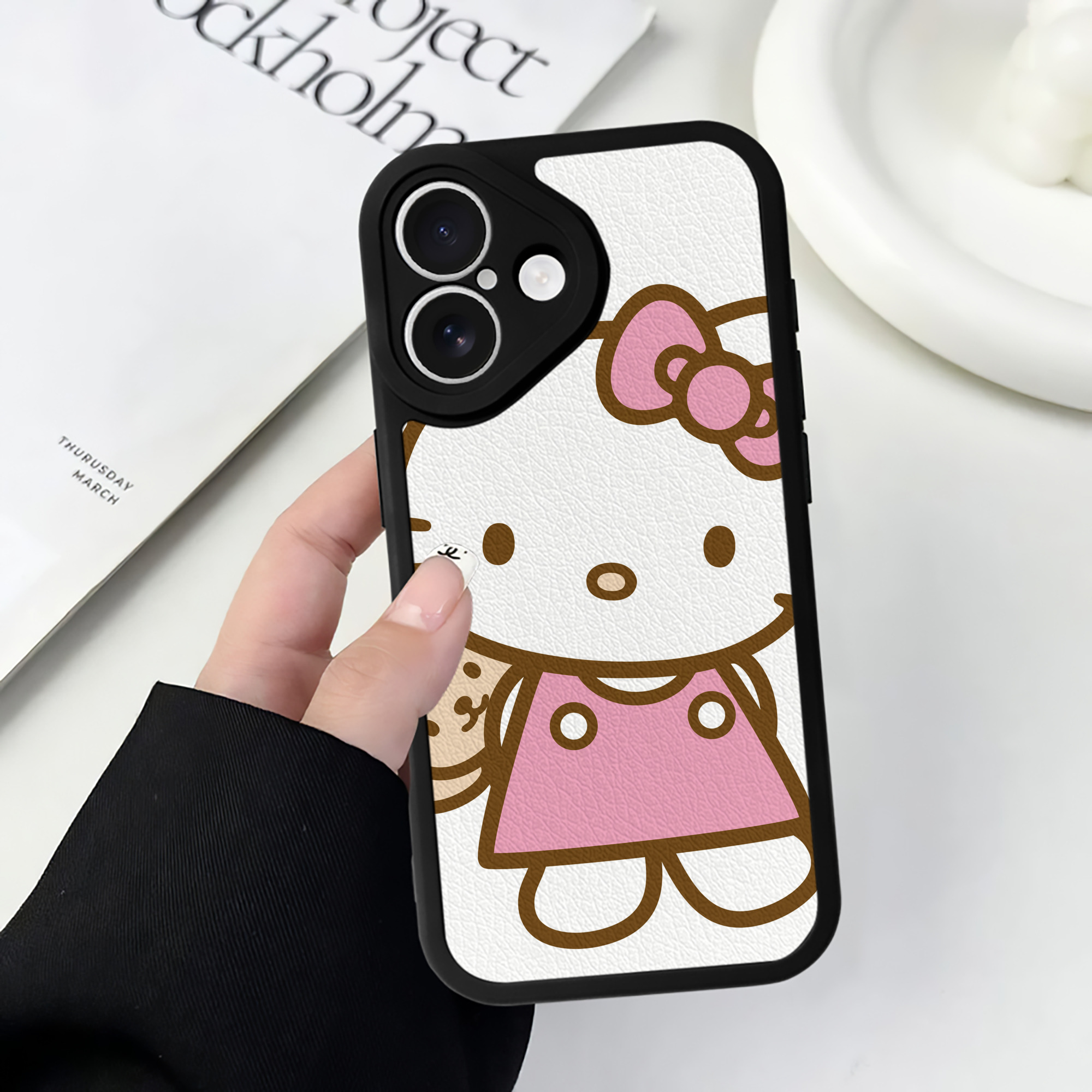 （画像用） Hello Kitty ハローキティ 【iPhone 16シリーズ対応】シリコンスマホケース（レザー調） 材質：シリコン